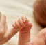 faceless-mother-with-naked-baby-infant-holding-mommy-s-finger-mum-spending-time-with-her-tiny-child-on-light-background - Газета Заречье сегодня